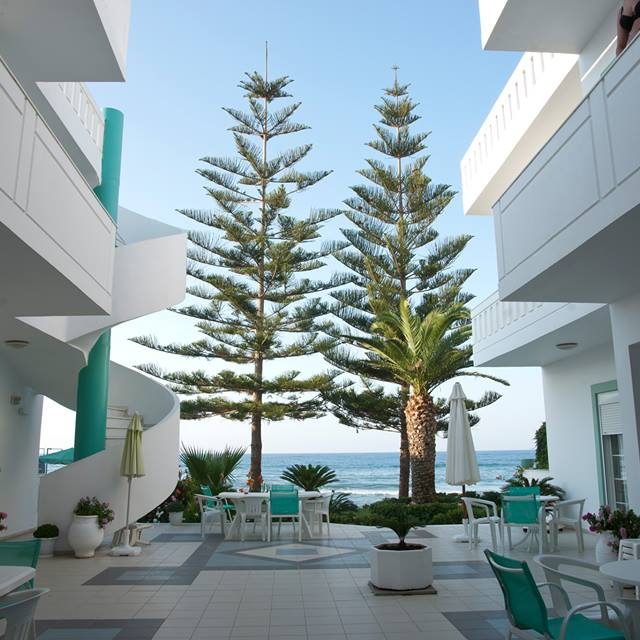 Kristall Suites – Kreta po naszemu. Spokój, kawa i błękit morza