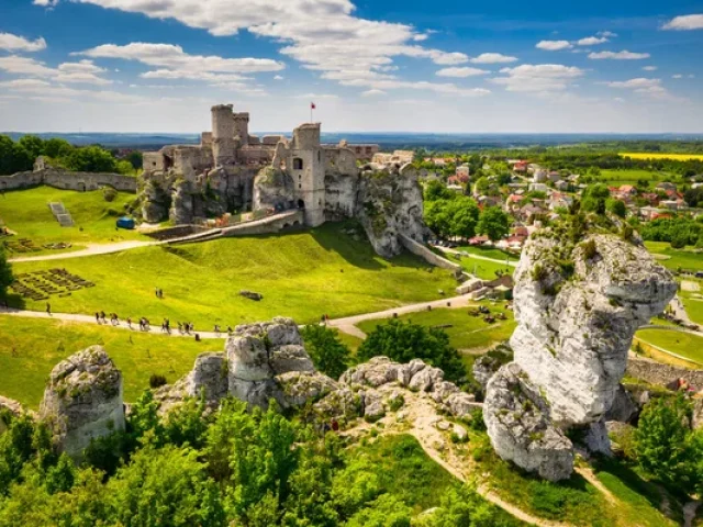 Zamek Ogrodzieniec – bajkowe ruiny na Szlaku Orlich Gniazd